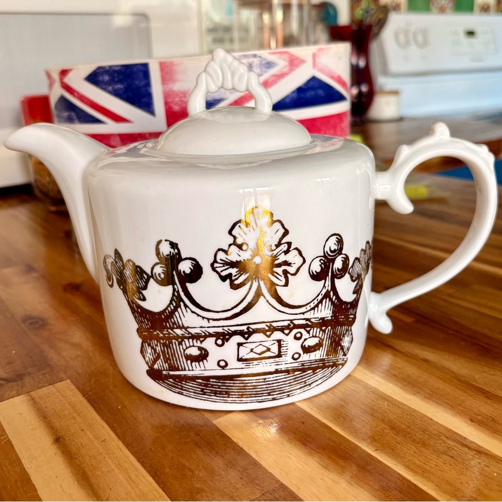 Rosanna Baroque White and Gold Crown Teapot